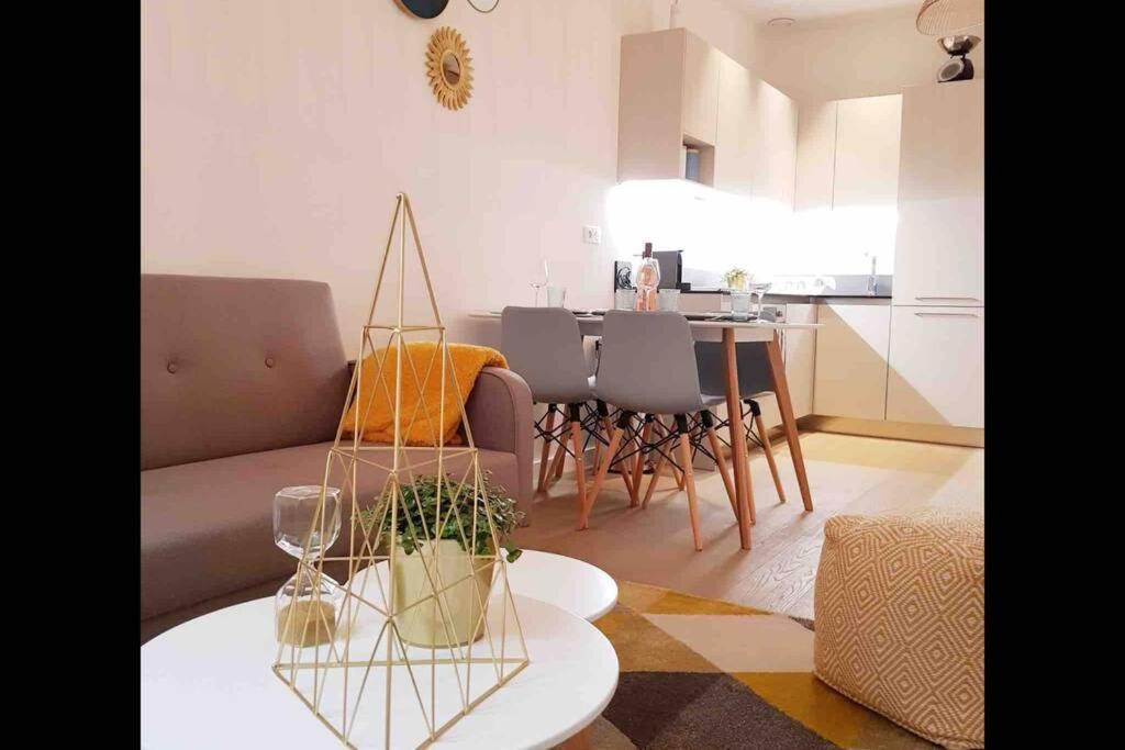 Appartement 2 Chambres Refait A Neuf, Climatise, A 2 Min De La Mer Nice Exteriör bild